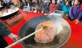 瓜姐居民楼火锅免费吃现场,免费大餐，邻里共享欢乐时光