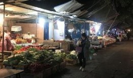 瓜姐居民楼火锅免费吃现场,免费大餐，邻里共享欢乐时光